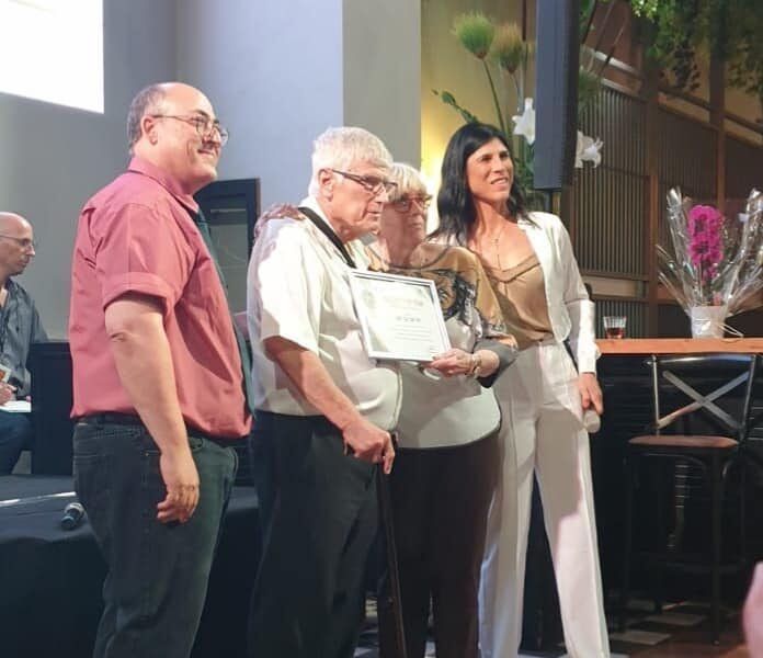 אבי בר אור מקבל אות תעודת יקיר האגודה